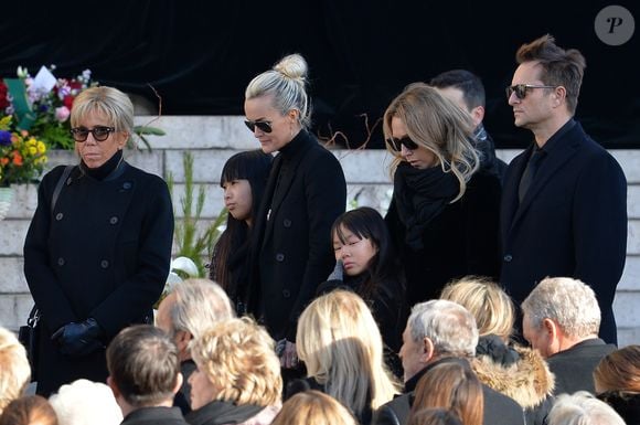 La Première Dame Brigitte Macron;, David Hallyday, Laura Smet, Laeticia Hallyday, ses filles Jade et Joy devant l'église de la Madeleine pour les obsèques de Johnny Hallyday à Paris, France, le 9 décembre 2017. © Veeren/Bestimage