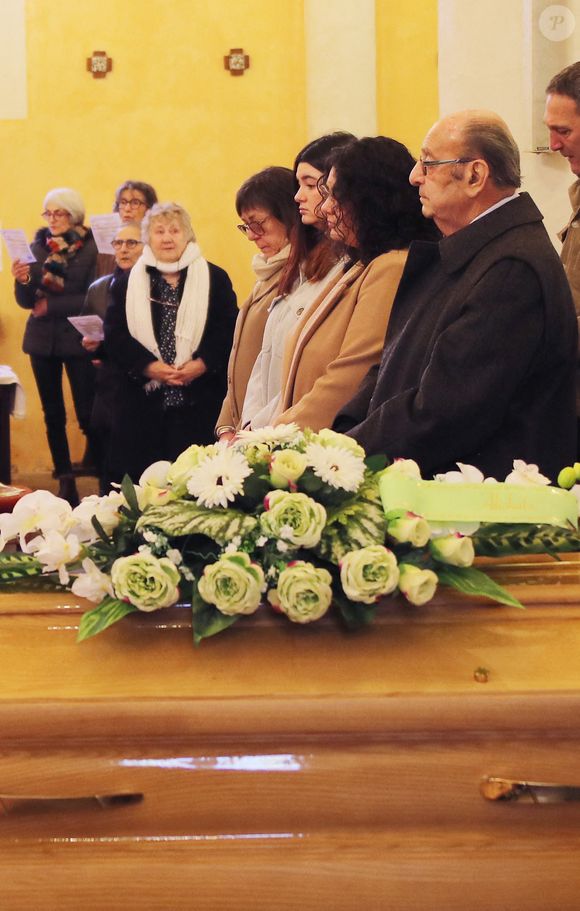 Exclusif - Obsèques de Maïté, la célèbre cuisinière et restauratrice, en présence des ses deux petites-filles Perrine et Camille Ordonez en l'église Saint-Barthélemy de Rion-des-Landes, son village natal le 26 décembre 2024.
Rion-des-Landes a perdu sa plus grande représentante. Maïté est décédée paisiblement, dans la nuit du vendredi 20 au samedi 21 décembre, à l’âge de 86 ans. Retirée des médias depuis près de quinze ans, la fameuse cuisinière – connue notamment pour son émission « La Cuisine des mousquetaires » qui a fait les belles heures des bêtisiers – se reposait au sein de l’Ehpad communal. © Patrick Bernard/Bestimage