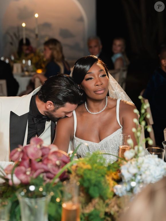 La championne a expliqué ce choix à Vogue : "Nous rêvions de nous marier en Italie, mais nous n'avions pas le temps de régler les formalités administratives."

Mariage de Venus Williams et Andrea Preti Instagram @andreapreti88