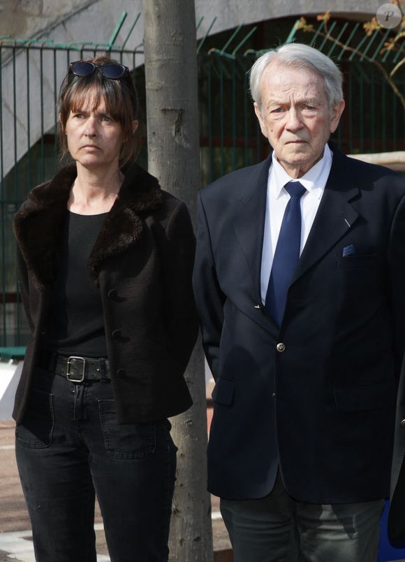 Exclusif - Aude (soeur de Charlotte Valandrey) et Jean-Pierre Pascal (Père de Charlotte Valandrey) lors de la cérémonie de dénomination d’un jardin en hommage à Charlotte Valandrey, au 17 rue Hector Malot dans le XIlème arrondissement de Paris, France, le 4 avril 2025. © Coadic Guirec/Bestimage