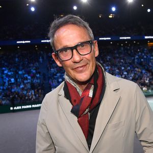 Avant de faire son retour en France, où il a signé pour un stage chez Minlay, leader d'équipements médicaux.

Julien Courbet - Célébrités assistent à la finale du tournoi de tennis ATP Masters de Paris (Paris Rolex Master) remportée par Alexander Zverev contre Ugo Humbert à l'Accor Arena - Palais Omnisports de Paris-Bercy, Paris. © Veeren/Bestimage
