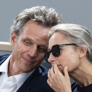 Anne-Sophie Lapix et son mari Arthur Sadoun en tribunes lors des Internationaux de France de Tennis de Roland Garros 2025, à Paris, France, le 6 juin 2025. © Jacovides-Moreau/Bestimage