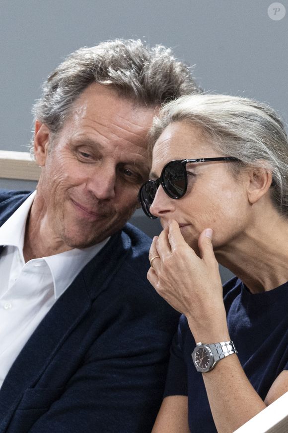 Anne-Sophie Lapix et son mari Arthur Sadoun en tribunes lors des Internationaux de France de Tennis de Roland Garros 2025, à Paris, France, le 6 juin 2025. © Jacovides-Moreau/Bestimage