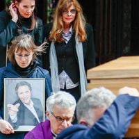 La veuve de ce ponte de la chanson française des années 70 et de la télé se recueille, entourée de ses amis célèbres