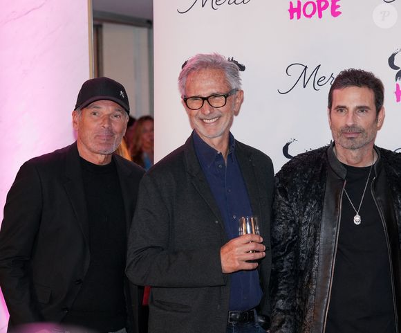 Thierry Lhermitte (Ambassadeur de HOPE), Laurent Baffie, Richard Orlinski (ambassadeur de Hope, parrain du gala) lors de la soirée annuelle de gala de l'association Hope au pavillon Gabriel à Paris le 14 octobre 2025.
L’association HOPE propose, à travers l’équithérapie et de nombreux ateliers artistiques, un accompagnement destiné aux femmes qui, après l’annonce de leur cancer, souhaitent se reconstruire émotionnellement et retrouver confiance en elles, au-delà du parcours médical.

© Anne-Sophie Guebey / Bestimage