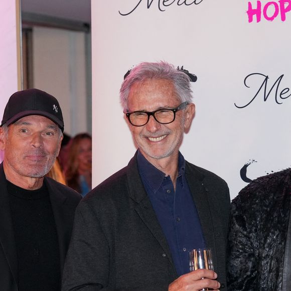Thierry Lhermitte (Ambassadeur de HOPE), Laurent Baffie, Richard Orlinski (ambassadeur de Hope, parrain du gala) lors de la soirée annuelle de gala de l'association Hope au pavillon Gabriel à Paris le 14 octobre 2025.
L’association HOPE propose, à travers l’équithérapie et de nombreux ateliers artistiques, un accompagnement destiné aux femmes qui, après l’annonce de leur cancer, souhaitent se reconstruire émotionnellement et retrouver confiance en elles, au-delà du parcours médical.

© Anne-Sophie Guebey / Bestimage