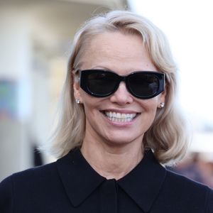 Parallèlement à sa carrière d'actrice, la mère de Brandon et Dylan explore de nouveaux horizons créatifs. Elle vient en effet de signer une collaboration inédite avec Olive Ateliers, une enseigne de décoration basée à Los Angeles. 

Pamela Anderson inaugure sa cabine sur les planches de Deauville lors du 51éme Festival du Cinema Américain de Deauville le 5 Septembre 2025. © Denis Guignebourg/Bestimage