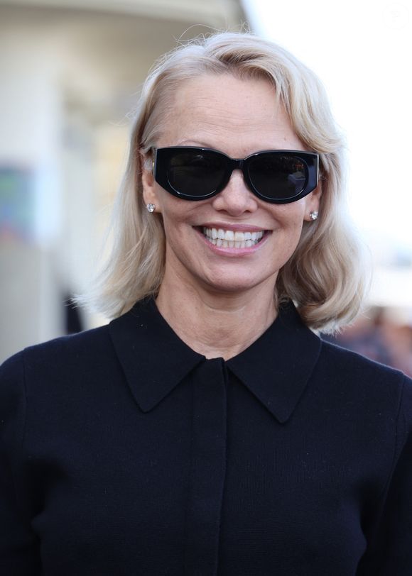 Parallèlement à sa carrière d'actrice, la mère de Brandon et Dylan explore de nouveaux horizons créatifs. Elle vient en effet de signer une collaboration inédite avec Olive Ateliers, une enseigne de décoration basée à Los Angeles. 

Pamela Anderson inaugure sa cabine sur les planches de Deauville lors du 51éme Festival du Cinema Américain de Deauville le 5 Septembre 2025. © Denis Guignebourg/Bestimage