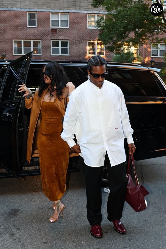 Depuis plusieurs années, A$AP Rocky entretient une relation privilégiée avec la maison Chanel, qu'il porte régulièrement lors de ses sorties publiques.

EXCLUSIF New York, NY Rihanna et ASAP Rocky arrivent à l'hôtel Greenwich pour dîner après que le rappeur ait reçu le prix du cinéaste de l'année au festival du film de Tribeca. 

Backgrid USA / Bestimage