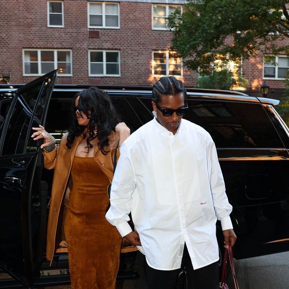 Depuis plusieurs années, A$AP Rocky entretient une relation privilégiée avec la maison Chanel, qu'il porte régulièrement lors de ses sorties publiques.

EXCLUSIF New York, NY Rihanna et ASAP Rocky arrivent à l'hôtel Greenwich pour dîner après que le rappeur ait reçu le prix du cinéaste de l'année au festival du film de Tribeca. 

Backgrid USA / Bestimage