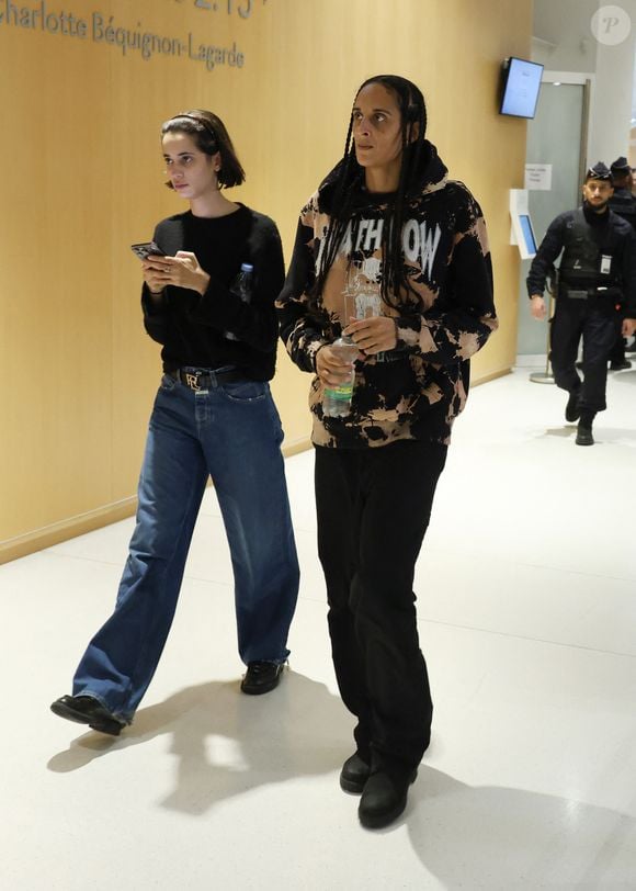 Iman Perez et Roxane Depardieu au procès de Gérard Depardieu pour agressions sexuelles sur deux femmes lors d'un tournage de film en 2021, au tribunal correctionnel de Paris, France, le 26 mars 2025. © Denis Guignebourg/Bestimage