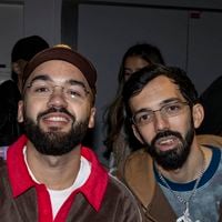 “Tous mes potes me chambrent” : Oli (Bigflo & Oli) perd l’équilibre en plein concert, l’artiste montre sa jambe marquée