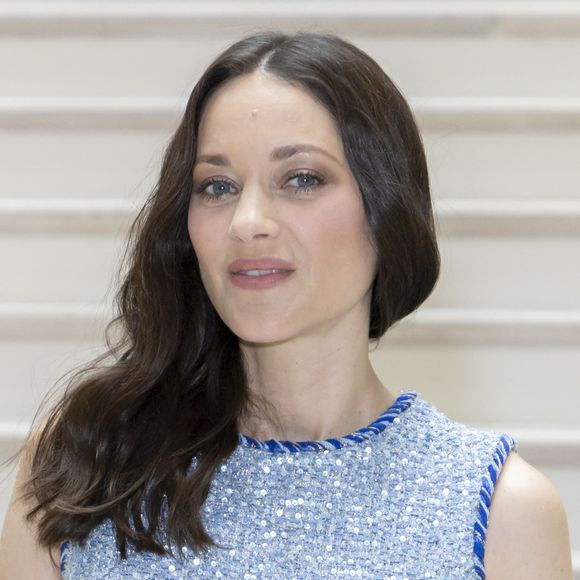 Marion Cotillard fera son retour à la télévision ce jeudi 17 juillet, après plusieurs mois loin des projecteurs. 

Marion Cotillard au défilé Chanel 2 "Collection Haute Couture Automne/Hiver" lors de la Fashion Week de Paris @OLIVIER BORDE / BESTIMAGE

© Olivier Borde / Bestimage