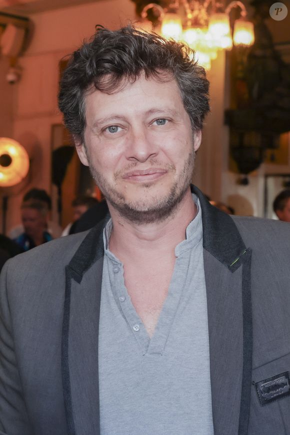 Jonathan Dassin lors de la soirée de l'été littéraire et musical aux Deux Magots à Paris le 27 juin 2022.

© Jack Tribeca / Bestimage