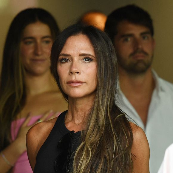 Victoria Beckham fêtera dans quelques semaines seulement ses 51 ans. 
Victoria Beckham - Les célébrités assistent au match de l'Inter Miami face à Atlanta United (4-0) en Leagues Cup à Fort Lauderdale