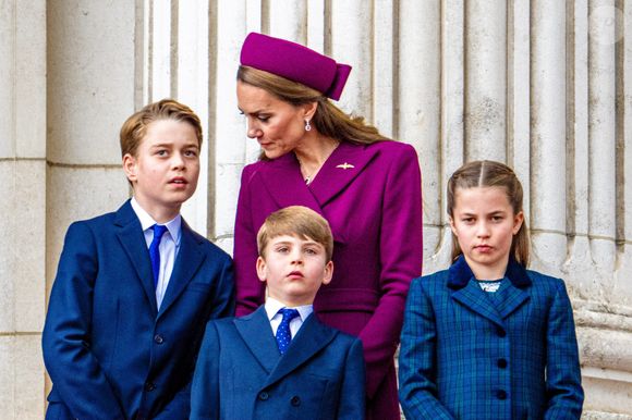 À leur retour, la famille s’apprête à déménager à Forest Lodge, une demeure du roi Charles III à Windsor.

Catherine, princesse de Galles, le prince George, la princesse Charlotte et le prince Louis lors de leur apparition sur le balcon du palais de Buckingham pour assister au défilé aérien du 80e jour de la Victoire en Europe par les forces armées au-dessus du Mall et du palais de Buckingham à Londres, le 5 mai 2025. Photo par Mischa Schoemaker/ABACAPRESS.COM