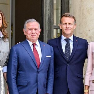 Avec leurs robes structurées, leurs tailles soulignées et leurs talons hauts, les deux femmes affichaient des looks différents mais harmonieux.
Le président français Emmanuel Macron et sa femme, la Première dame Brigitte Macron, reçoivent le roi Abdallah II de Jordanie et la reine Rania de Jordanie au palais présidentiel de l'Élysée à Paris, France, le 17 septembre 2026. © Christian Liewig/Bestimage