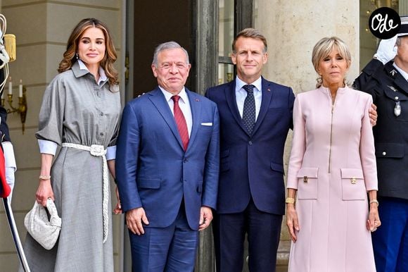 Avec leurs robes structurées, leurs tailles soulignées et leurs talons hauts, les deux femmes affichaient des looks différents mais harmonieux.

Le président français Emmanuel Macron et sa femme, la Première dame Brigitte Macron, reçoivent le roi Abdallah II de Jordanie et la reine Rania de Jordanie au palais présidentiel de l'Élysée à Paris, France, le 17 septembre 2026. © Christian Liewig/Bestimage