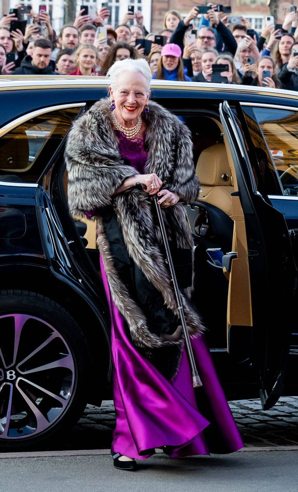 Pour l'occasion, toute la famille royale était de la partie, le roi Frederik X et la reine Mary, mais aussi Margrethe II ainsi que les trois frères et soeur d'Isabella.

La reine Margrethe II, spectacle d’anniversaire au Théâtre Royal à l’occasion des 18 ans de la princesse Isabella, à Copenhague, au Danemark, le 15 avril 2025. © Dana Press / Bestimage