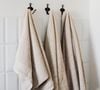 Après plusieurs nettoyages en machine, le linge de bain perd souvent sa souplesse et devient particulièrement rêche.