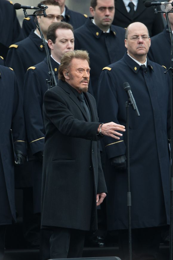 Johnny Hallyday qui chante "Un dimanche de janvier" en hommage aux victimes - Hommage rendu aux victimes des attentats de janvier et de novembre 2015, place de la République à Paris, le 10 janvier 2016. Cet hommage a lieu un an après le rassemblement unitaire de 1,6 million de personnes du 11 janvier 2015 organisé juste après les attentats contre Charlie Hebdo et l'Hyper Cacher Porte de Vincennes. © AGENCE / BESTIMAGE