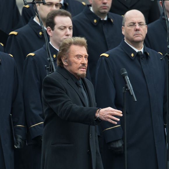 Johnny Hallyday qui chante "Un dimanche de janvier" en hommage aux victimes - Hommage rendu aux victimes des attentats de janvier et de novembre 2015, place de la République à Paris, le 10 janvier 2016. Cet hommage a lieu un an après le rassemblement unitaire de 1,6 million de personnes du 11 janvier 2015 organisé juste après les attentats contre Charlie Hebdo et l'Hyper Cacher Porte de Vincennes. © AGENCE / BESTIMAGE