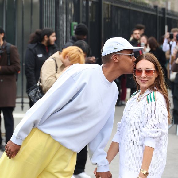 Sur Instagram, Coralie Barbier a publié des photos d'elle et Stromae, en maillot de bain, face à la mer.

Stromae et sa femme Coralie Barbier au défilé Lacoste "Collection Prêt-à-Porter Automne/Hiver 2025-2026" lors de la Fashion Week de Paris, le 9 mars 2025

Photo : Denis Guignebourg / Bestimage