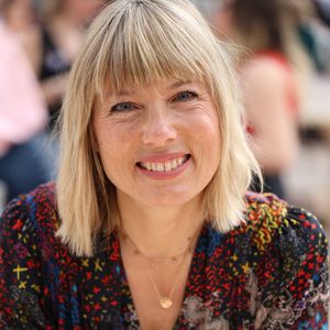 "Je pense que j’ai été 4 fois maman différemment", a confié Mélanie Page à Anne Ghesquière dans le podcast "Métamorphose", diffusé le 12 août dernier.

Melanie Page lors du 5ème festival du Livre de Paris au Grand Palais à Paris, France, le 18 avril 2026. Les 17, 18 et 19 avril 2026, le Festival du livre de Paris célébrera les livres et la lecture, sous toutes ses formes, pour tous les publics. © Denis Guignebourg/BestImage