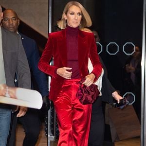 Celine Dion arbore un total look rouge satin et velour à la sortie de son hôtel à New York, le 14 novembre 2019
Crédit : Backgrid USA/ Bestimage