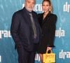 Cette découverte fait écho à une précédente affaire survenue en février 2025, lorsqu’un cerf poursuivi par des chiens avait été achevé sur la propriété sous les yeux de sa mère.

Luc Besson et Sarah Saldmann à la première du film "Dracula" à Los Angeles, le 3 février 2026.
© Chelsea Lauren/Backgrid/Bestimage