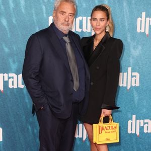 Cette découverte fait écho à une précédente affaire survenue en février 2025, lorsqu’un cerf poursuivi par des chiens avait été achevé sur la propriété sous les yeux de sa mère.
Luc Besson et Sarah Saldmann à la première du film "Dracula" à Los Angeles, le 3 février 2026.
© Chelsea Lauren/Backgrid/Bestimage