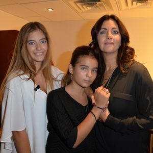 ... après de belles études de commerce et de journalisme...

Elisa Huster, Toscane Huster et Cristiana Reali lors de l'enregistrement de Vivement Dimanche à Paris, France, 24 septembre 2014. Photo by Max Colin/ABACAPRESS.COM