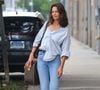 L'actrice américaine a ainsi dévoilé plusieurs clichés sur lesquels elle pose aux côtés de son compagnon de neuf ans son cadet

New York, NY – Katie Holmes a été aperçue en train de faire des courses à New York, vêtue d'une chemise blanche, d'un jean « mom » et de chaussures plates noires. 
Crédit : Backgrid USA / Bestimage