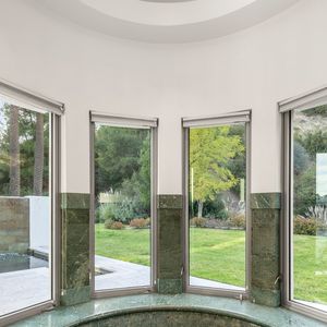 Exclusif - La nouvelle villa de Kanye West à Beverly Hills. Kanye a finalisé l'achat hors marché pour 35 millions de dollars. La propriété de style méditerranéen comprend environ 1900 m2 d'espace habitable, des jardins privés et des vues panoramiques sur la ville. Los Angeles, le 15 décembre 2024.