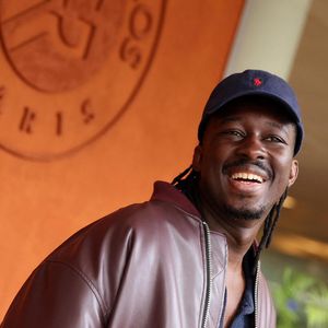 Mais derrière le chef à l'ascension fulgurante se cache surtout un homme épanoui. 

Mory Sacko au village lors des Internationaux de France de Tennis de Roland Garros le 3 juin 2026 © Jacovides / Moreau / Bestimage