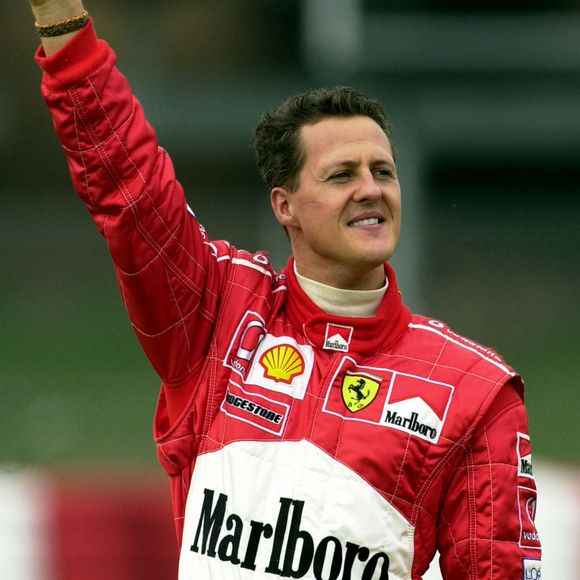 Cela fait 11 ans que Michael Schumacher a eu son terrible accident de ski

Le pilote allemand de l'équipe Ferrari, Michael Schumacher, salue les fans après une sortie de piste lors des séances d'entraînement préliminaires au Grand Prix d'Espagne de Formule 1, qui se tiendra aujourd'hui au Circuit de Catalunya à Montmel, en Espagne, le 28 avril 2002. Photo by Andreu Dalmau/EFE/ABACAPRESS.COM
