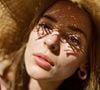 Heureusement, des formules cosmétiques innovantes permettent de matifier durablement le teint sans l'étouffer.