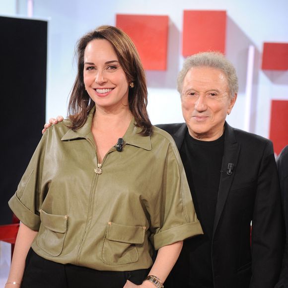 Julia Vignali, compagne de Kad Merad, participera aux échanges sur le plateau.

Exclusif - Julia Vignali et Michel Drucker lors de l'enregistrement de l'émission Vivement dimanche au studio Rive gauche, présentée par M. Drucker, diffusée sur France 3, le 1er mars 2026, à Paris, France, le 18 février 2026. © Guillaume Gaffiot/Bestimage