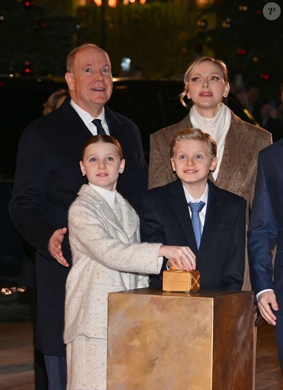 Le prince Albert II de Monaco, la princesse Charlene et leurs enfants la princesse Gabriella et le prince héréditaire Jacques lancent les illuminations de Noël en Principauté, depuis la place du Casino à Monaco, le 29 novembre 2025. La famille princière est accompagnée par Stéphane Valéri, le président délégué de la Société des Bains de Mer de Monaco, et le ministre d'Etat de la Principauté, Christophe Mirmand. © Bruno Bebert/Bestimage