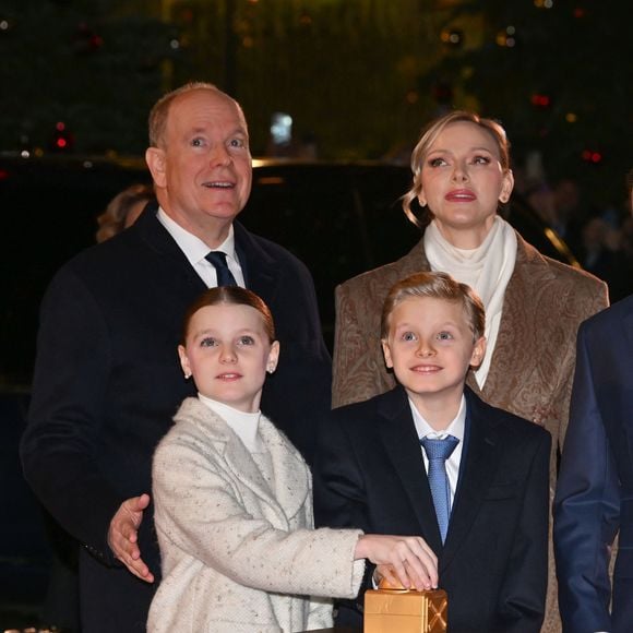 Le prince Albert II de Monaco, la princesse Charlene et leurs enfants la princesse Gabriella et le prince héréditaire Jacques lancent les illuminations de Noël en Principauté, depuis la place du Casino à Monaco, le 29 novembre 2025. La famille princière est accompagnée par Stéphane Valéri, le président délégué de la Société des Bains de Mer de Monaco, et le ministre d'Etat de la Principauté, Christophe Mirmand. © Bruno Bebert/Bestimage