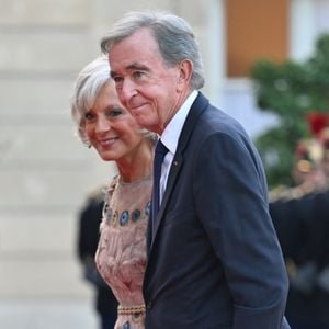8 septembre 2026, Paris : La pianiste franco-canadienne Hélène Mercier-Arnault (à gauche) et le PDG de LVMH Bernard Arnault (à droite) arrivent au palais de l'Élysée pour un dîner d'État organisé par le président Emmanuel Macron en l'honneur du président sud-coréen Lee Jae Myung. © Christian Liewig/Bestimage