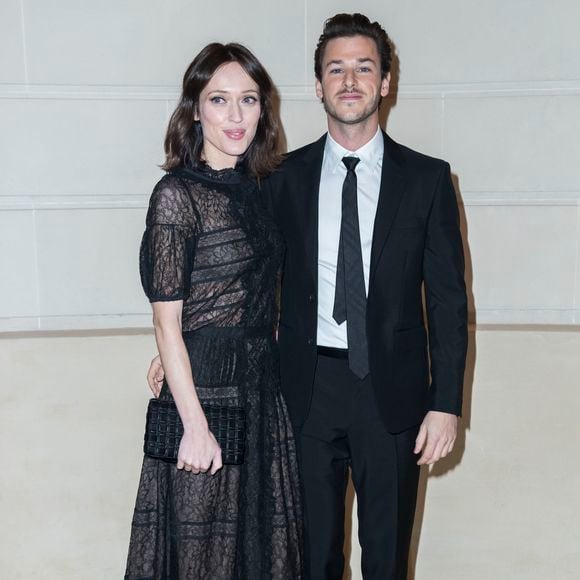 Gaspard Ulliel et Gaëlle Pietri au photocall lors du deuxième défilé Chanel "Métiers d'Art" au Ritz à Paris, le 6 décembre 2016. 

Photo : Olivier Borde / Bestimage