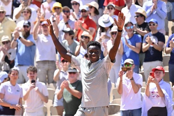 À 17 ans, il est l'un des plus jeunes Français à gagner à Paris depuis 1980.

Match Moïse Kouame - Marin Cilic (7-6 [4], 6-2, 6-1) lors des Internationaux de France de Tennis de Roland Garros 2026, le 26 mai 2026. © Chryslene Caillaud / PsnewZ / Bestimage