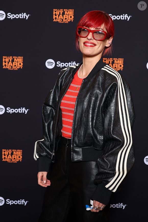 Non loin d'eux, figuraient Jennifer Ayache, leader du groupe Superbus,

Jennifer Ayache à l'avant-première du film sur Billie Eilish réalisé en 3D qui retrace l’un des concerts de sa tournée "Hit me hard and soft". © Antoine Flament / Paramount Pictures
