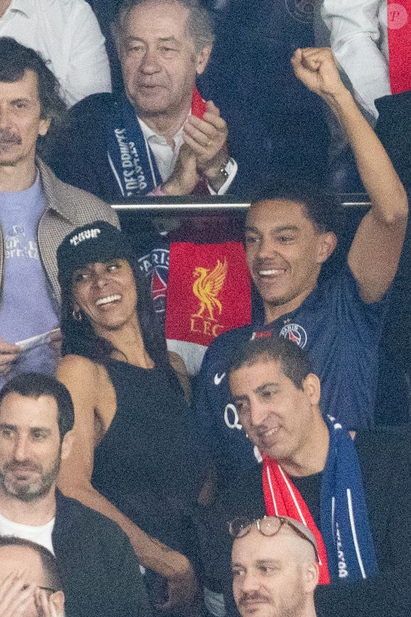 Shy'm dans les tribunes du match de quart de finale aller de Ligue Des Champion au Parc des Princes à Paris, le 8 avril 2026. 

Photo : Cyril Moreau / Bestimage