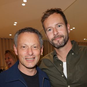 François Roelants, l'époux de Marc-Olivier Fogiel, s'est lancé dans une aventure de taille.
Marc-Olivier Fogiel et son mari François Roelants à la dédicace du livre "Mères Filles" à la boutique Apostrophe à Paris.
© Coadic Guirec/Bestimage