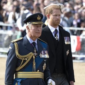 Le roi Charles III d'Angleterre, le prince Harry, duc de Sussex - Procession cérémonielle du cercueil de la reine Elisabeth II du palais de Buckingham à Westminster Hall à Londres. Le 14 septembre 2022. Backgrid UK/ Bestimage