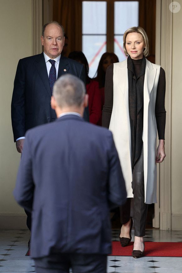 Charlene de Monaco a répondu présent aux côtés d’Albert de Monaco.

Le Prince Albert II de Monaco et la Princesse Charlene de Monaco assistent à la distribution des cadeaux de la Croix-Rouge le 14 novembre 2024 à Monaco, Monaco. Pascal Le Segretain/Pool/ABACAPRESS.COM