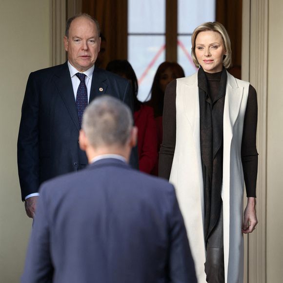 Charlene de Monaco a répondu présent aux côtés d’Albert de Monaco.

Le Prince Albert II de Monaco et la Princesse Charlene de Monaco assistent à la distribution des cadeaux de la Croix-Rouge le 14 novembre 2024 à Monaco, Monaco. Pascal Le Segretain/Pool/ABACAPRESS.COM