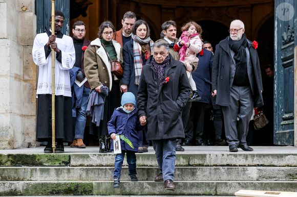 Pia Laborde et Gabrièle Laborde, les filles de C.Laborde, et leur père Jimmy, son petit-fils Saul, Thomas Stern, le mari de la défunte - Sortie des obsèques de Catherine Laborde en l’église Saint-Roch à Paris, le 6 février 2025. Décédée le 28 janvier 2025 à l'âge de 73 ans, l'ancienne présentatrice météo de TF1 (1988 - 2017) était atteinte de la maladie neurodégénérative à corps de Lewy. 
© Jacovides - Moreau / Bestimage